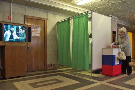 Граждане Российской Федерации голосуют за своего будущего президента. Фото Сергея Серебро