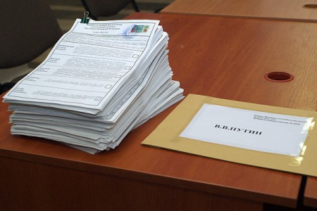 Стопка за Путина и конверт для нее. Фото Сергея Серебро