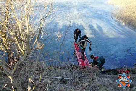 Шесть рыбаков спасателям пришлось снимать со льда. Фото МЧС