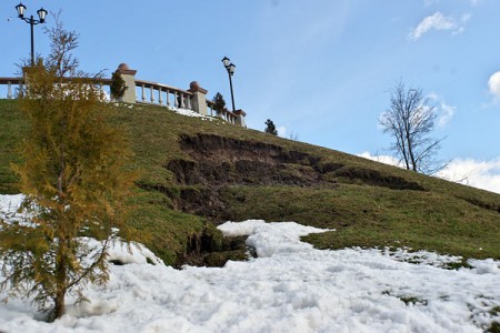 На западном склоне Успенской горки оползает земля. Фото Сергея Серебро