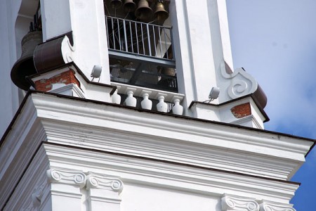 На Свято-Успенском соборе осыпается штукатурка. Фото Сергея Серебро