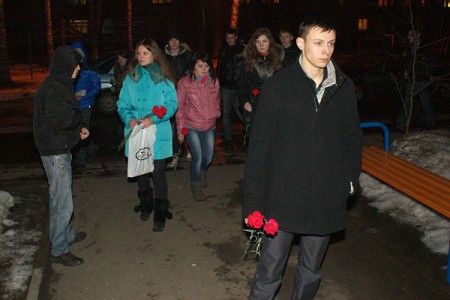 К квартире Владислава Ковалева в Витебске несут цветы и свечи. Фото Сергея Серебро