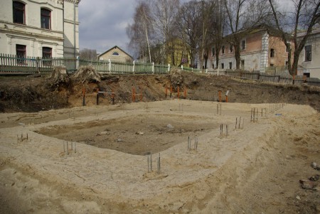 Па адной з будаўнічых пляцовак у Полацку раскіданыя чалавечыя косткі і чарапы. Фота g-luck.livejournal.com