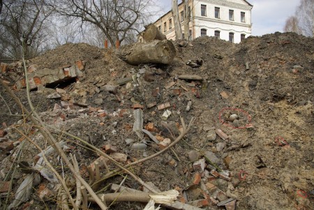 Па адной з будаўнічых пляцовак у Полацку раскіданыя чалавечыя косткі і чарапы. Фота g-luck.livejournal.com