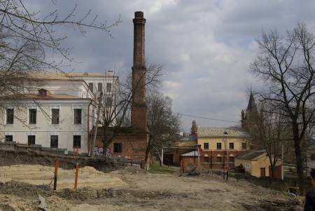 Па адной з будаўнічых пляцовак у Полацку раскіданыя чалавечыя косткі і чарапы. Фота g-luck.livejournal.com