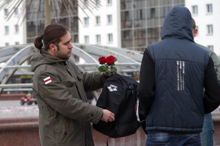 У Віцебску міліцыя перашкаджала ўшанаванню памяці ахвяраў тэракту. Фота Сержука Серабро