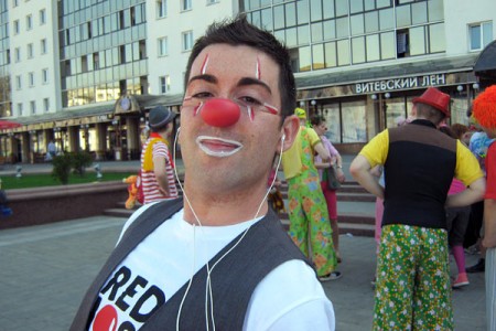 В Витебске на площади Победы прохошел День красного носа (RED NOZE DAY). Фото Натальи Партолиной