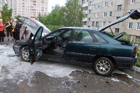 в Орше на улице Воз-Ан-Влен загорелся «Renault Safrane». Фото МЧС