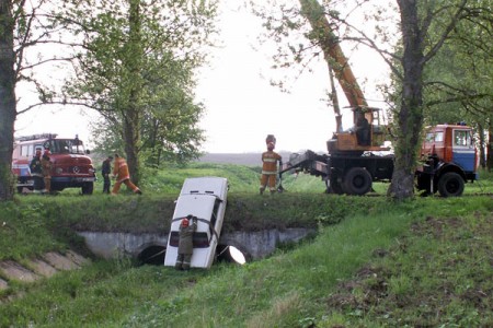 Под Витебском «жигули» улетели в мелиорационный канал. Фото МЧС