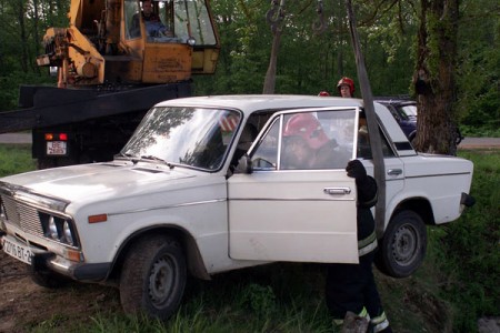 Под Витебском «жигули» улетели в мелиорационный канал. Фото МЧС