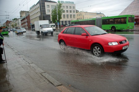 Девушка провалилась под землю в центре Витебска. Фото Сергея Серебро