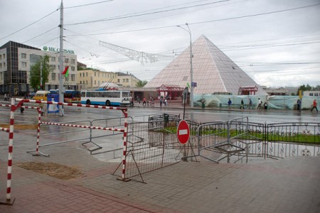 Девушка провалилась под землю в центре Витебска. Фото Сергея Серебро