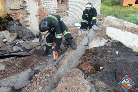 В Докшицком районе мужчина получил тяжелые травмы разбирая заброшенное здание. Фото МЧС