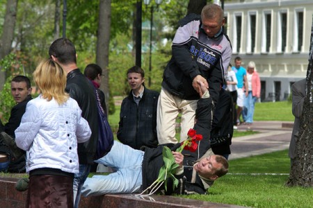 Добра падвыпіўшы жыхар Віцебска нясе букет цюльпанаў самадзейным артыстам. Фота Сержука Серабро