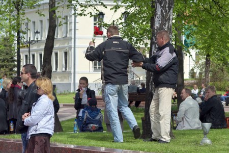 Добра падвыпіўшы жыхар Віцебска нясе букет цюльпанаў самадзейным артыстам. Фота Сержука Серабро