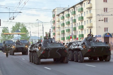 В Витебске прошла репетицая парада к Дню Победы. Фото Сергея Серебро