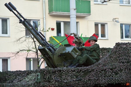 В Витебске прошла репетицая парада к Дню Победы. Фото Сергея Серебро