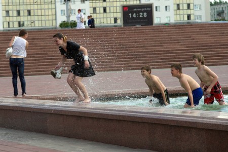 У Віцебску адкрыўся сезон купання ў фантанах. Фота Сержука Серабро