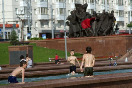 У Віцебску адкрыўся сезон купання ў фантанах. Фота Сержука Серабро