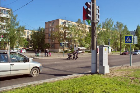 Опасный переход на Смоленской улице оборудовали светофором. Фото Сергея Серебро