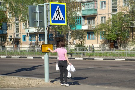 Опасный переход на Смоленской улице оборудовали светофором. Фото Сергея Серебро