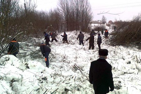 Рабочие одного из витебских предприятий на вырубке кустарников. Courtesy photo