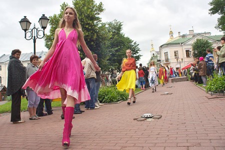 Показ моды под открытым небом в Витебске. Фото Сергея Серебро