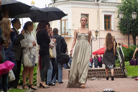 Показ моды под открытым небом в Витебске. Фото Сергея Серебро