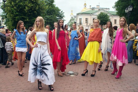Показ моды под открытым небом в Витебске. Фото Сергея Серебро