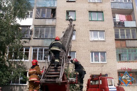 В Витебске спасатели сняли старушку, застрявшую на четвертом этаже в цветочном каркасе. Фото МЧС