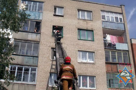 В Витебске спасатели сняли старушку, застрявшую на четвертом этаже в цветочном каркасе. Фото МЧС