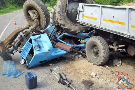 В Полоцком районе опрокинулся трактор, тракториста зажало в кабине. Фото МЧС