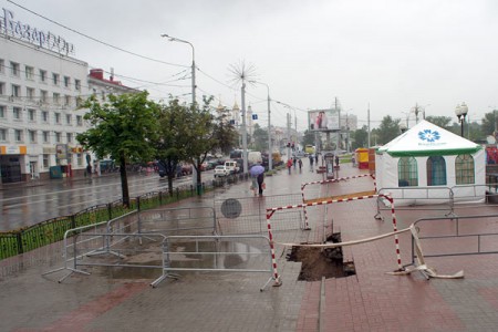 У цэнтры Віцебска зноў правальваецца зямля. Фота Сержука Серабро