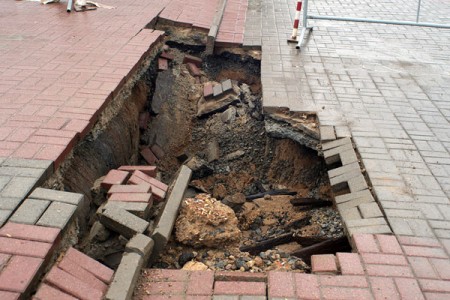 У цэнтры Віцебска зноў правальваецца зямля. Фота Сержука Серабро