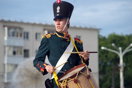 У Віцебску прайшла рэпетыцыя ўрачыстага шэсця на Дзень Рэспублікі. Фота Сержука Серабро