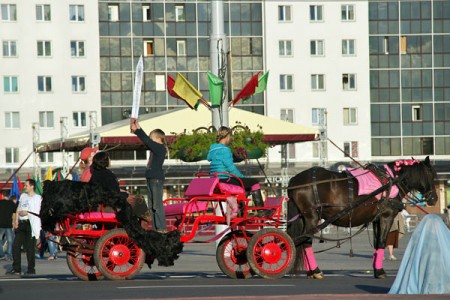 У Віцебску прайшла рэпетыцыя ўрачыстага шэсця на Дзень Рэспублікі. Фота Сержука Серабро