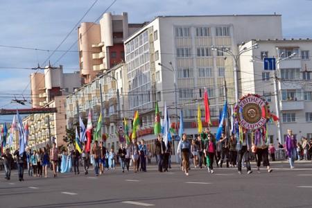 У Віцебску прайшла рэпетыцыя ўрачыстага шэсця на Дзень Рэспублікі. Фота Сержука Серабро