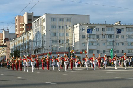 У Віцебску прайшла рэпетыцыя ўрачыстага шэсця на Дзень Рэспублікі. Фота Сержука Серабро