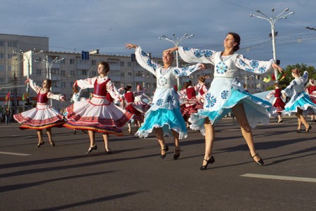 У Віцебску прайшла рэпетыцыя ўрачыстага шэсця на Дзень Рэспублікі. Фота Сержука Серабро