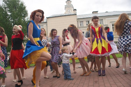 “Стылягі” — яскравы флэшмоб ад віцебскай моладзі. Фота Сержука Серабро