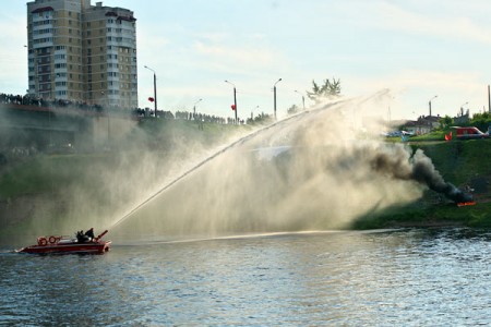 Водна-спартыўнае шоў на Дзвіне. Фота Сержука Серабро