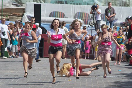 Первый забег на каблуках в Витебске состоялся почти в 30-градусную жару в первый день «Славянского базара». Фото Сергея Серебро