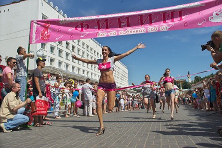 Первый забег на каблуках в Витебске состоялся почти в 30-градусную жару в первый день «Славянского базара». Фото Сергея Серебро