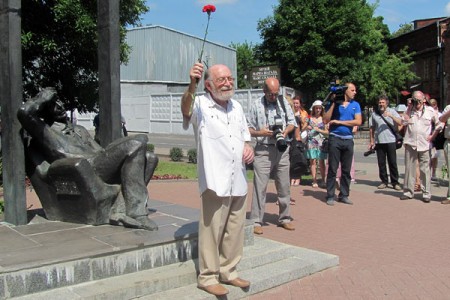 В день 125-летия Марка Шагала, во второй половине дня на Покровской улице состоялся праздник «В гостях у Марка и Беллы». Фото Игоря Романова