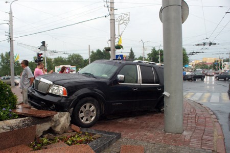 В центре Витебска столкнулись «Volvo S80» и «Lincoln Navigator». Фото Сергея Серебро