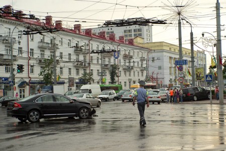В центре Витебска столкнулись «Volvo S80» и «Lincoln Navigator». Фото Сергея Серебро