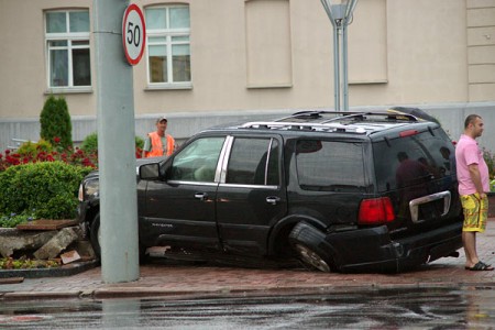 В центре Витебска столкнулись «Volvo S80» и «Lincoln Navigator». Фото Сергея Серебро