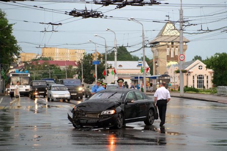 В центре Витебска столкнулись «Volvo S80» и «Lincoln Navigator». Фото Сергея Серебро