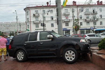 В центре Витебска столкнулись «Volvo S80» и «Lincoln Navigator». Фото Сергея Серебро