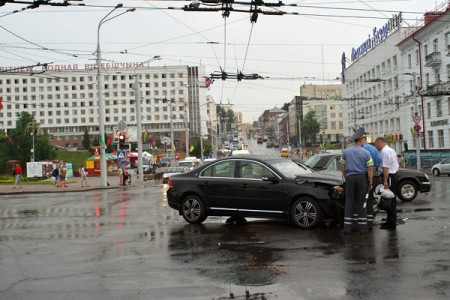 В центре Витебска столкнулись «Volvo S80» и «Lincoln Navigator». Фото Сергея Серебро